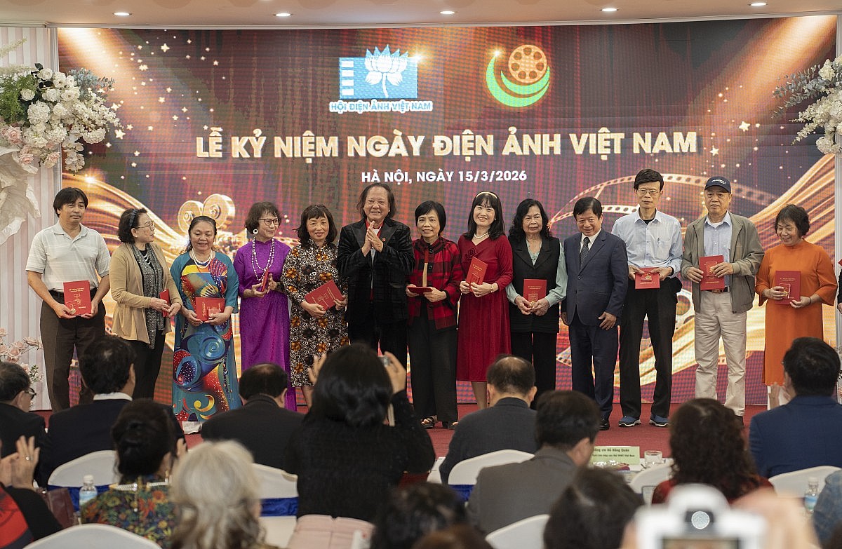 Trao Kỷ niệm chương 'Vì sự nghiệp Điện ảnh' cho các hội viên điện ảnh khu vực phía Bắc