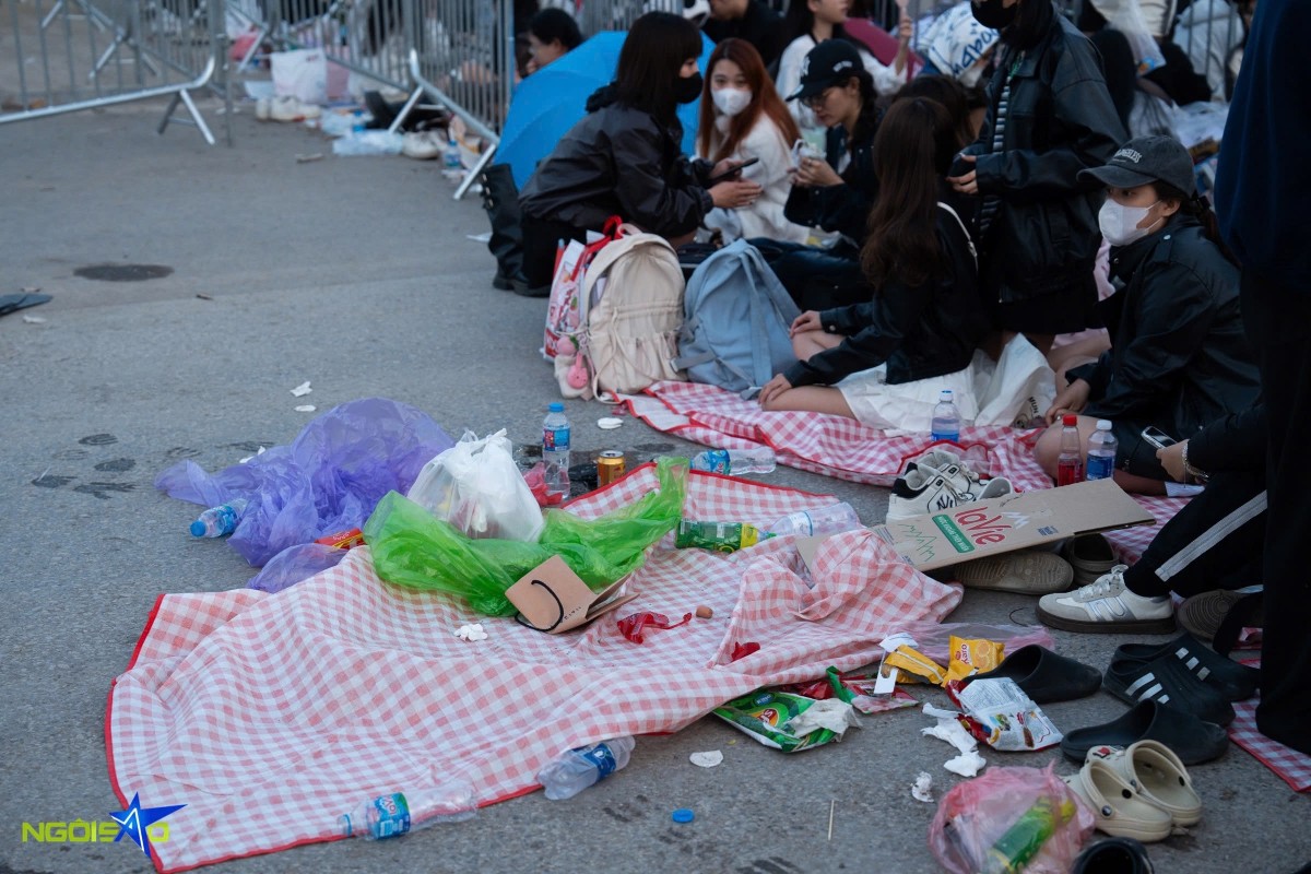 Kinh hoàng 24 giờ “SINH TỒN” tại hàng rào concert ‘Anh Trai Say Hi Day 2’