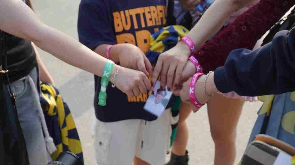 Fan  chụp ảnh check-in với vòng tay trước giờ G.