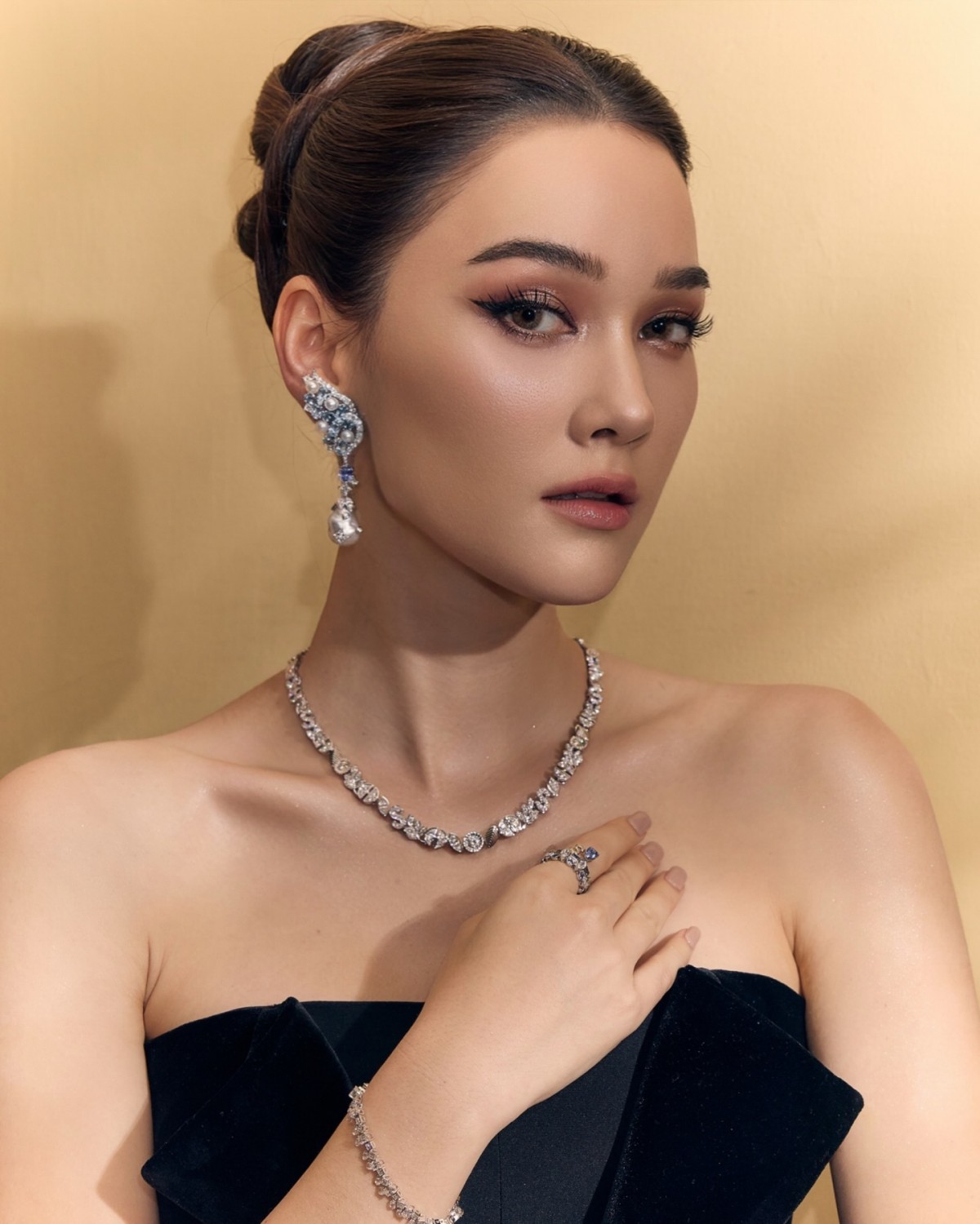 Ba gương mặt bảo chứng rating - Diana Flipo, Toomtam Yuttana và Kong Wittaya gây sốt màn ảnh Việt với 'Truyền thuyết Hồ Thiêng'