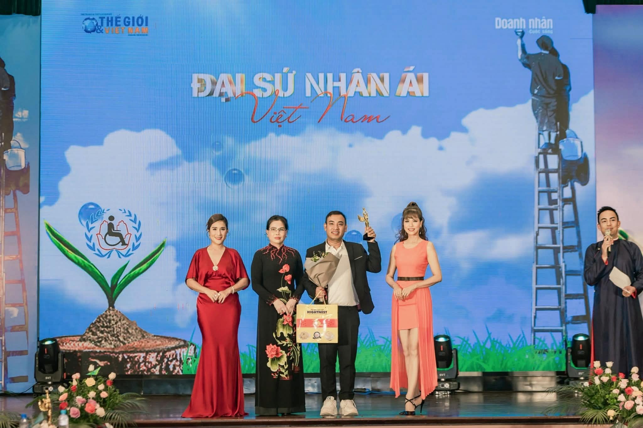 Nhiếp ảnh gia Võ Sĩ Điều cùng nhiều nghệ sĩ được vinh danh tại lễ trao giải Đại sứ nhân ái Việt Nam lần thứ 10