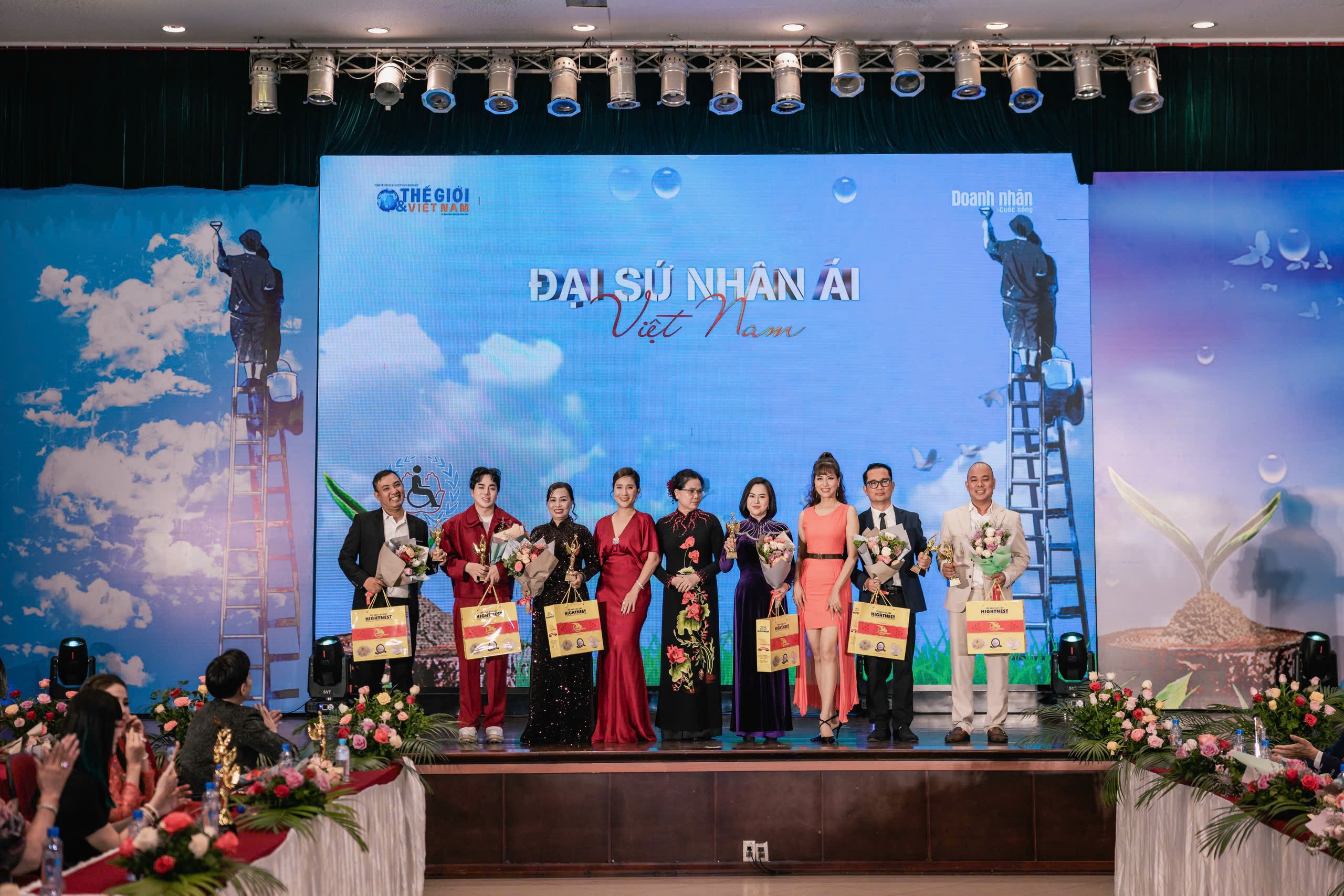 Nhiếp ảnh gia Võ Sĩ Điều cùng nhiều nghệ sĩ được vinh danh tại lễ trao giải Đại sứ nhân ái Việt Nam lần thứ 10