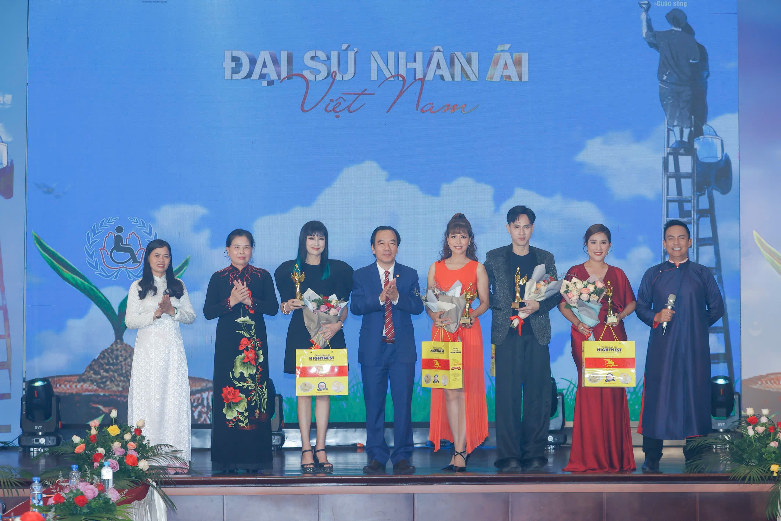 Nhiều nghệ sĩ, Hoa - Á hậu được tôn vinh tại chương trình Đại sứ nhân ái Việt Nam 2026