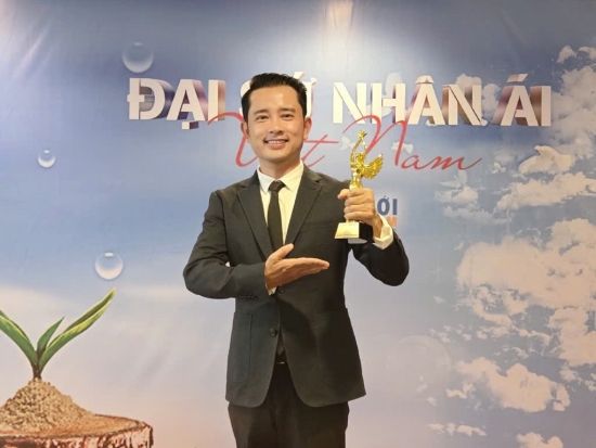 Hành trình truyền cảm hứng của đạo diễn Nguyễn Quý Khang: Từ sân khấu nghệ thuật đến những chuyến thiện nguyện miền Tây