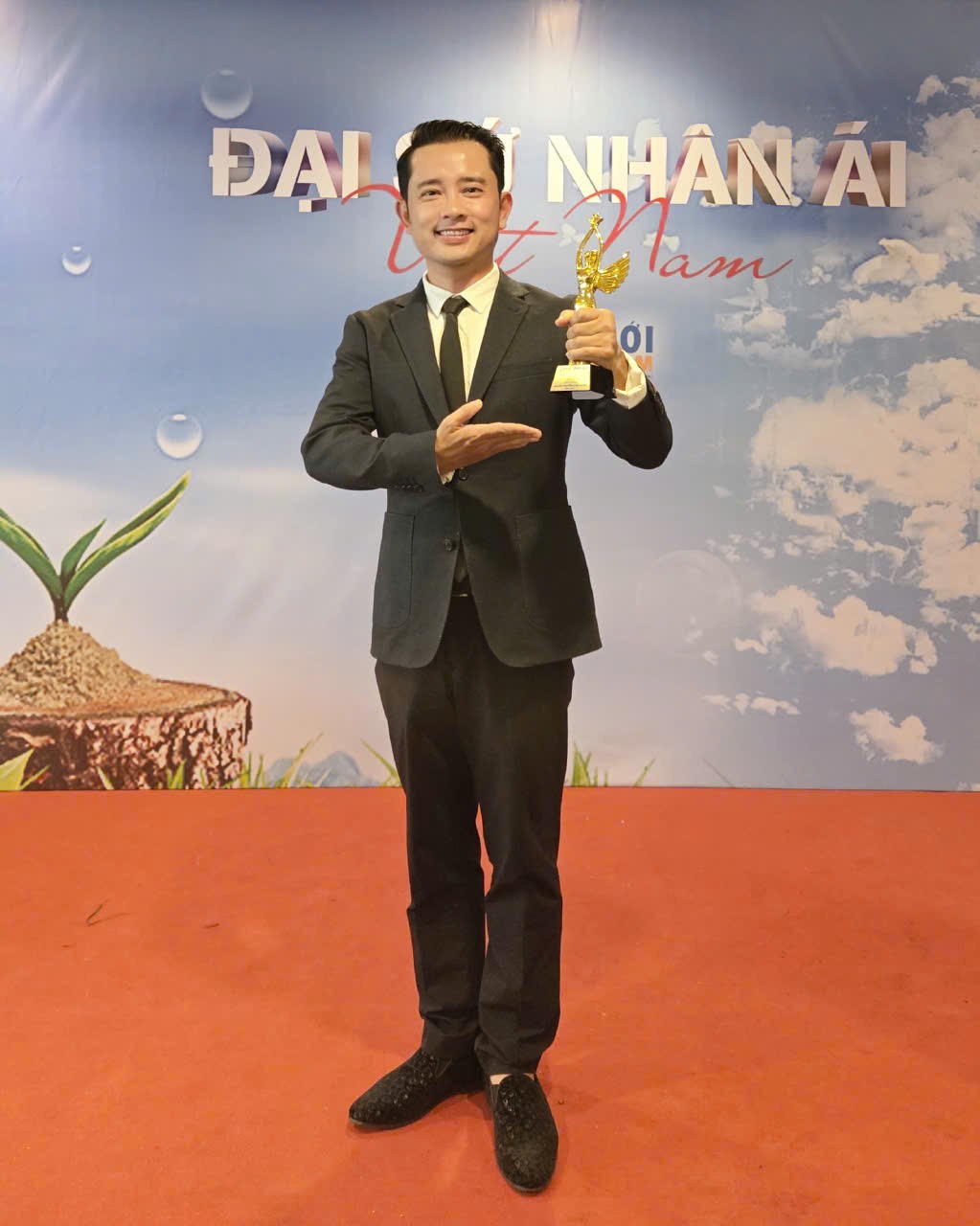 Hành trình truyền cảm hứng của đạo diễn Nguyễn Quý Khang: Từ sân khấu nghệ thuật đến những chuyến thiện nguyện miền Tây