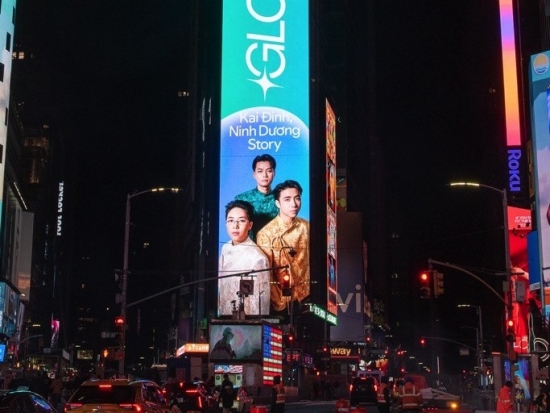 Kai Đinh và Ninh Dương Story xuất hiện tại Quảng trường Thời Đại trong chiến dịch Glow của Spotify