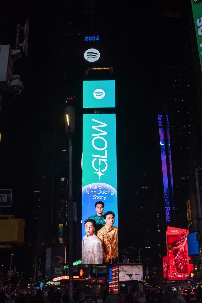 Kai Đinh và Ninh Dương Story xuất hiện tại Quảng trường Thời Đại trong chiến dịch Glow của Spotify