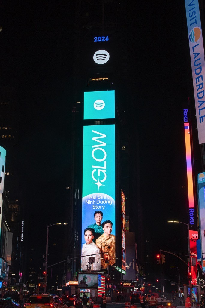 Kai Đinh và Ninh Dương Story xuất hiện tại Quảng trường Thời Đại trong chiến dịch Glow của Spotify