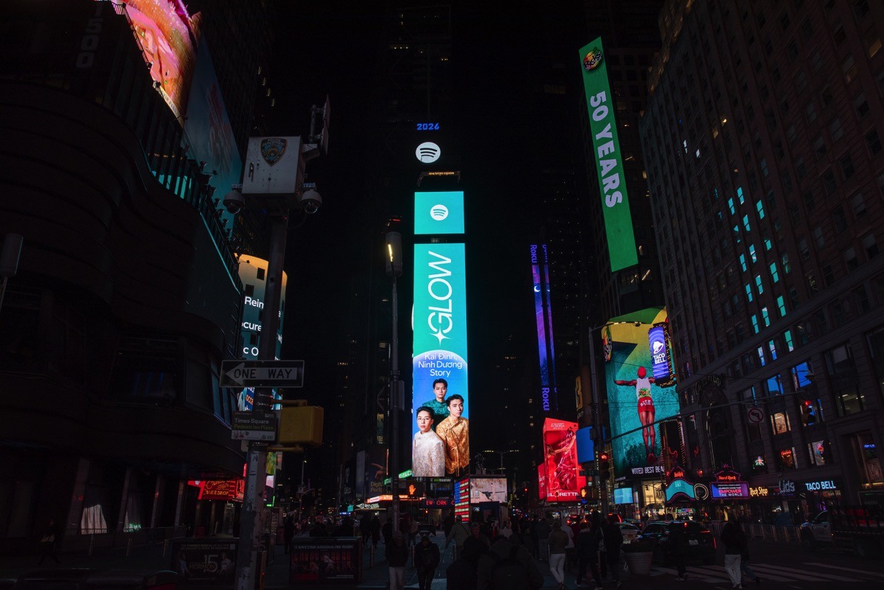Kai Đinh và Ninh Dương Story xuất hiện tại Quảng trường Thời Đại trong chiến dịch Glow của Spotify