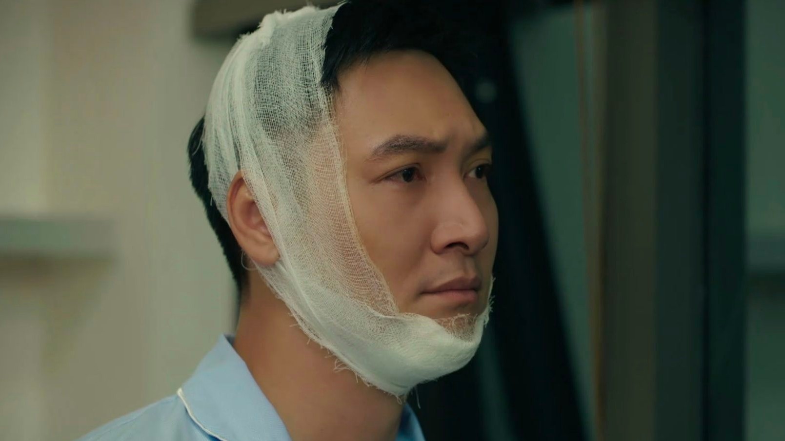 Vai diễn của Mạnh Trường và những lỗi bối cảnh khó chấp nhận trong phim mới