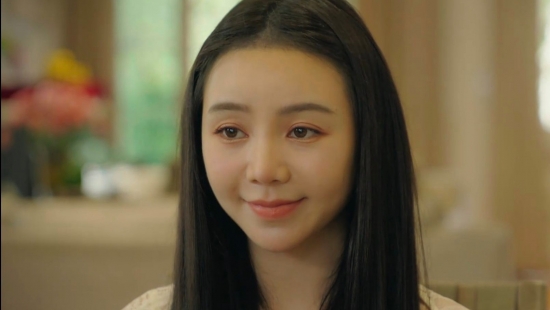 Khán giả tranh cãi về tạo hình nhợt nhạt của Quỳnh Kool ở phim 'Bước chân vào đời'