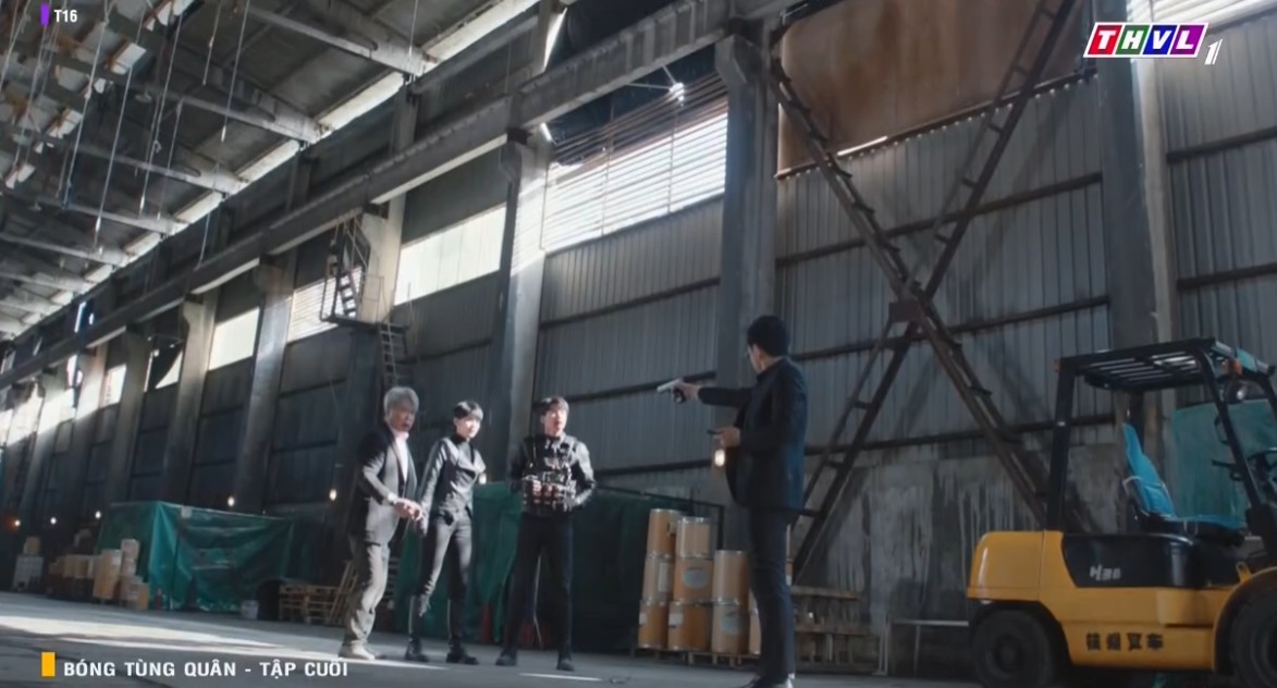 'Bóng tùng quân' tập cuối: Ngụy Lam bị cài bom lên người, Hồng Tinh Tinh bất chấp lao vào cứu chồng