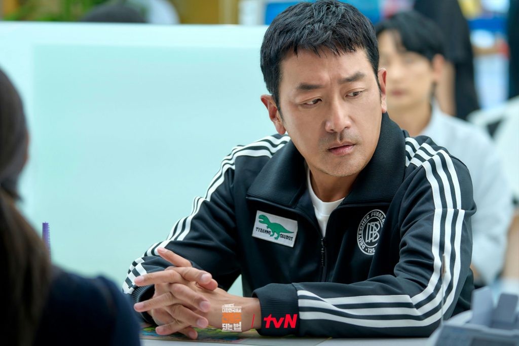 Ha Jung Woo trở lại bùng nổ sau 19 năm với 'Mad Concrete Dreams'