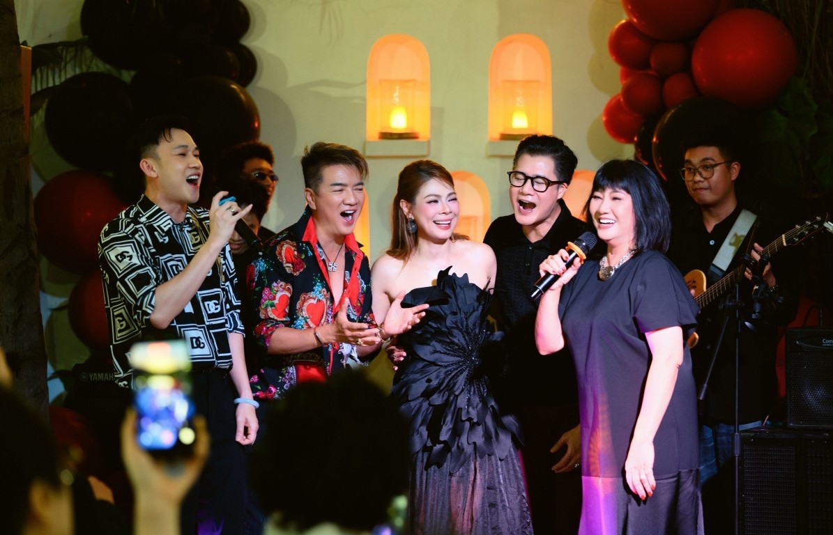 Ca sĩ Thanh Thảo tổ chức sinh nhật muộn, quy tụ dàn nghệ sĩ đình đám