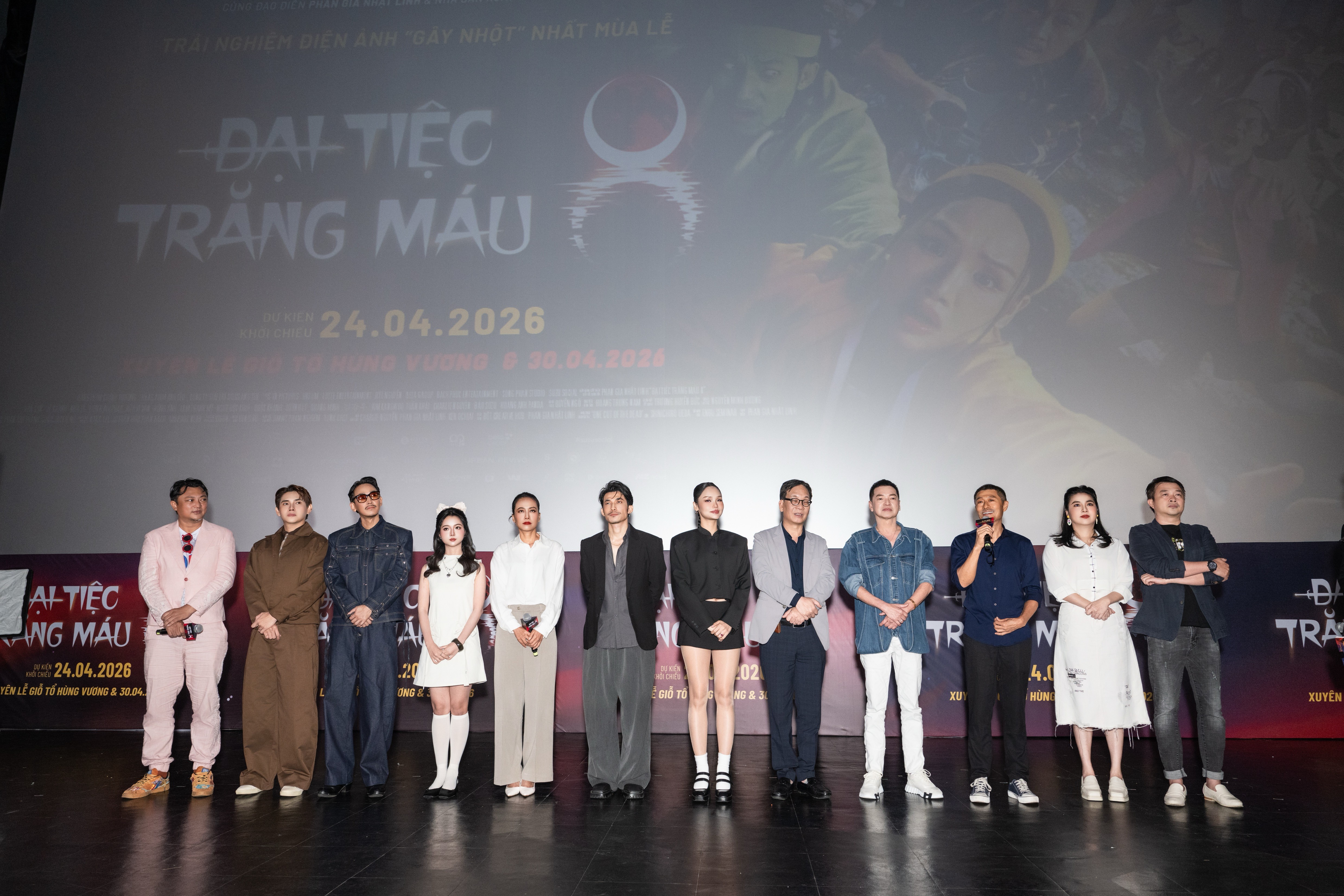 'Đại tiệc trăng máu 8': Ngoài cú oneshot 35 phút kỷ lục, phim thêm thắt nhiều chất liệu đặc trưng như quỷ nhập tràng, cổ trang