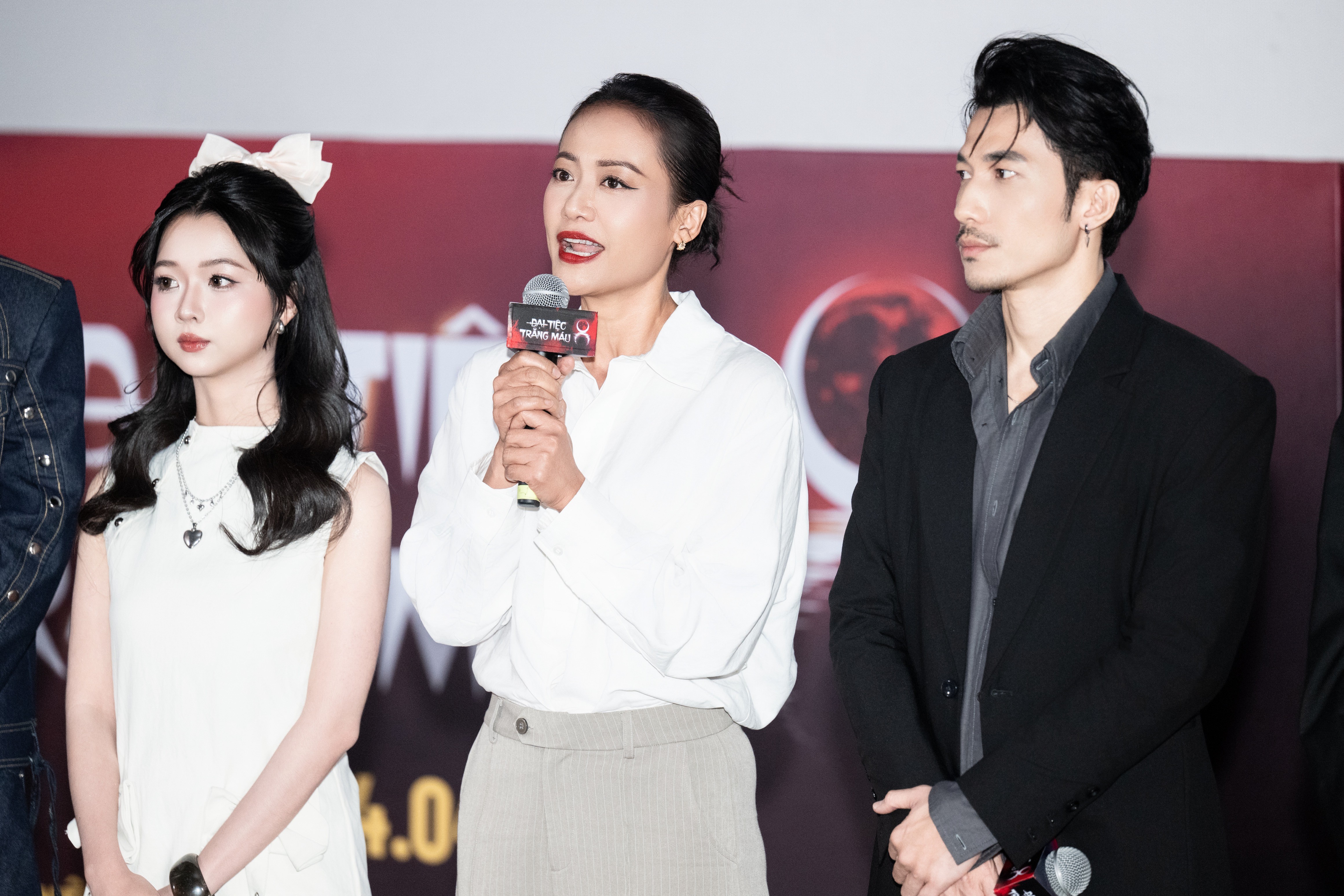 'Đại tiệc trăng máu 8': Ngoài cú oneshot 35 phút kỷ lục, phim thêm thắt nhiều chất liệu đặc trưng như quỷ nhập tràng, cổ trang