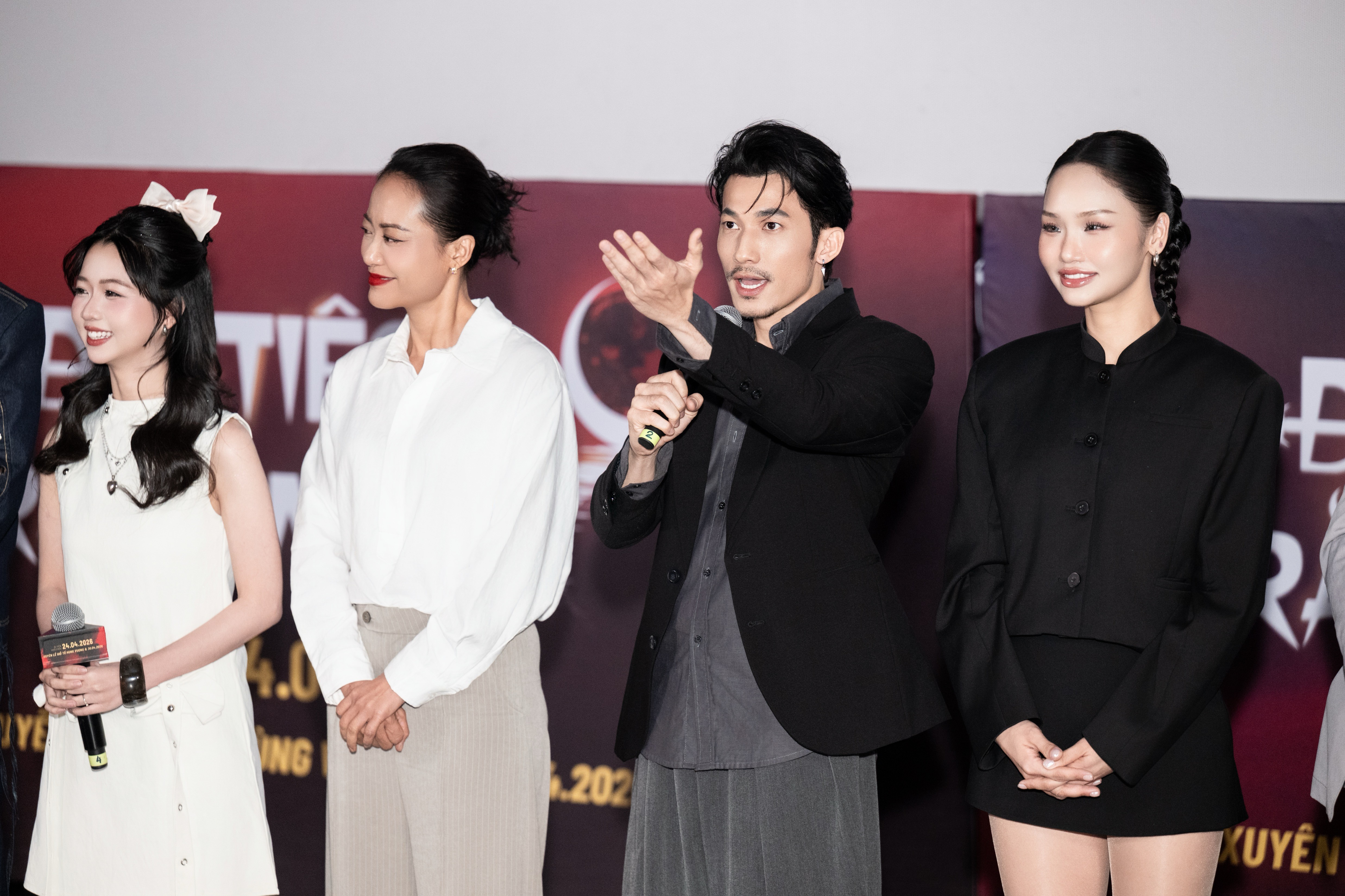 'Đại tiệc trăng máu 8': Ngoài cú oneshot 35 phút kỷ lục, phim thêm thắt nhiều chất liệu đặc trưng như quỷ nhập tràng, cổ trang