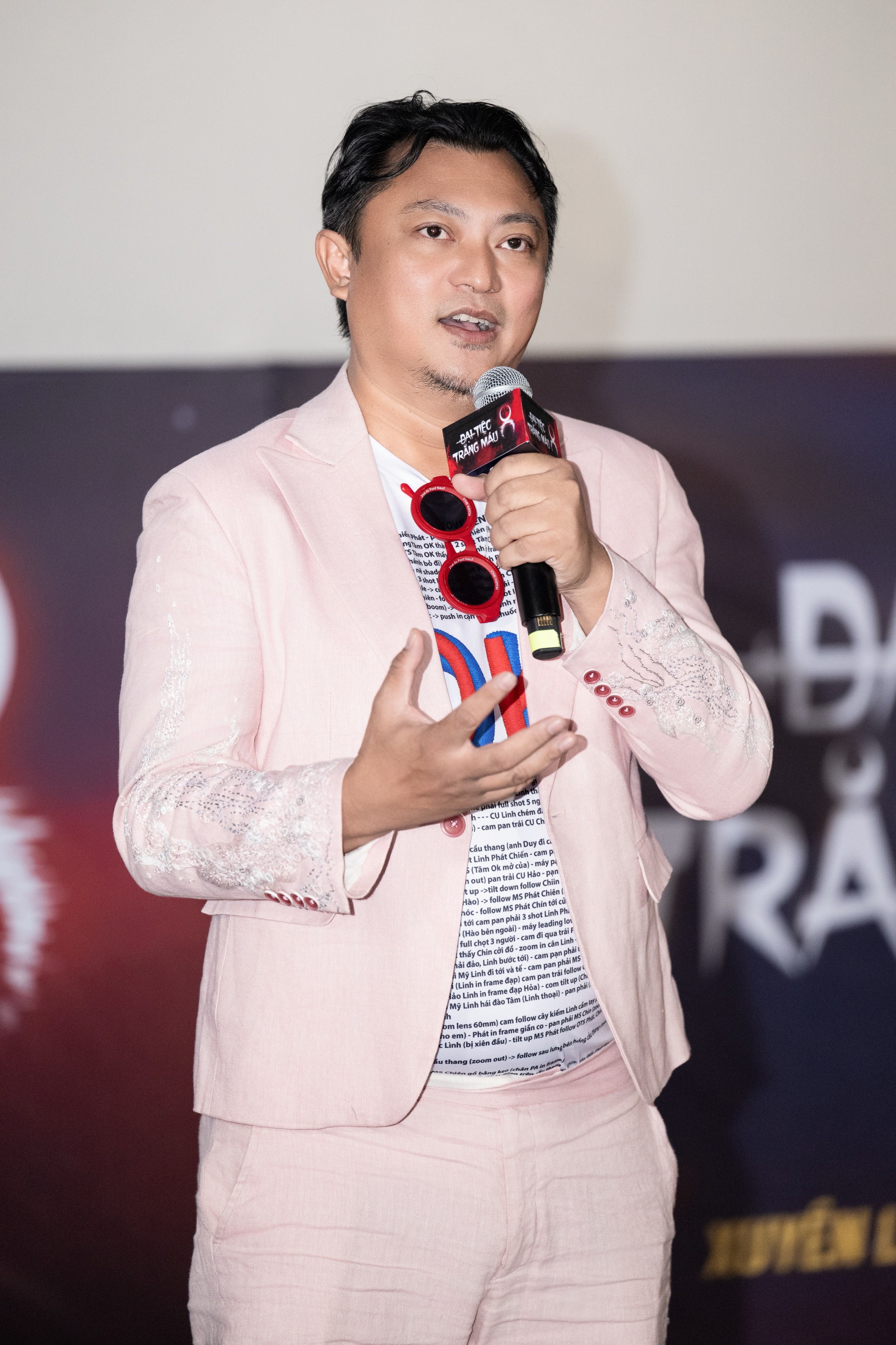 'Đại tiệc trăng máu 8': Ngoài cú oneshot 35 phút kỷ lục, phim thêm thắt nhiều chất liệu đặc trưng như quỷ nhập tràng, cổ trang