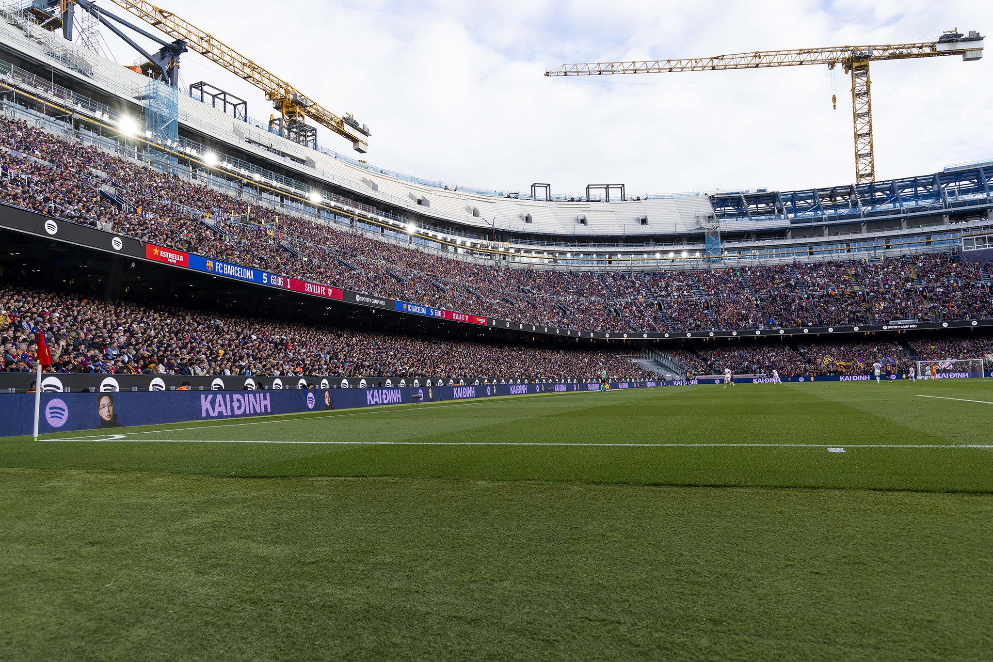 Kai Đinh trở thành nghệ sĩ Việt Nam đầu tiên có hình ảnh xuất hiện tại sân vận động lớn nhất châu Âu