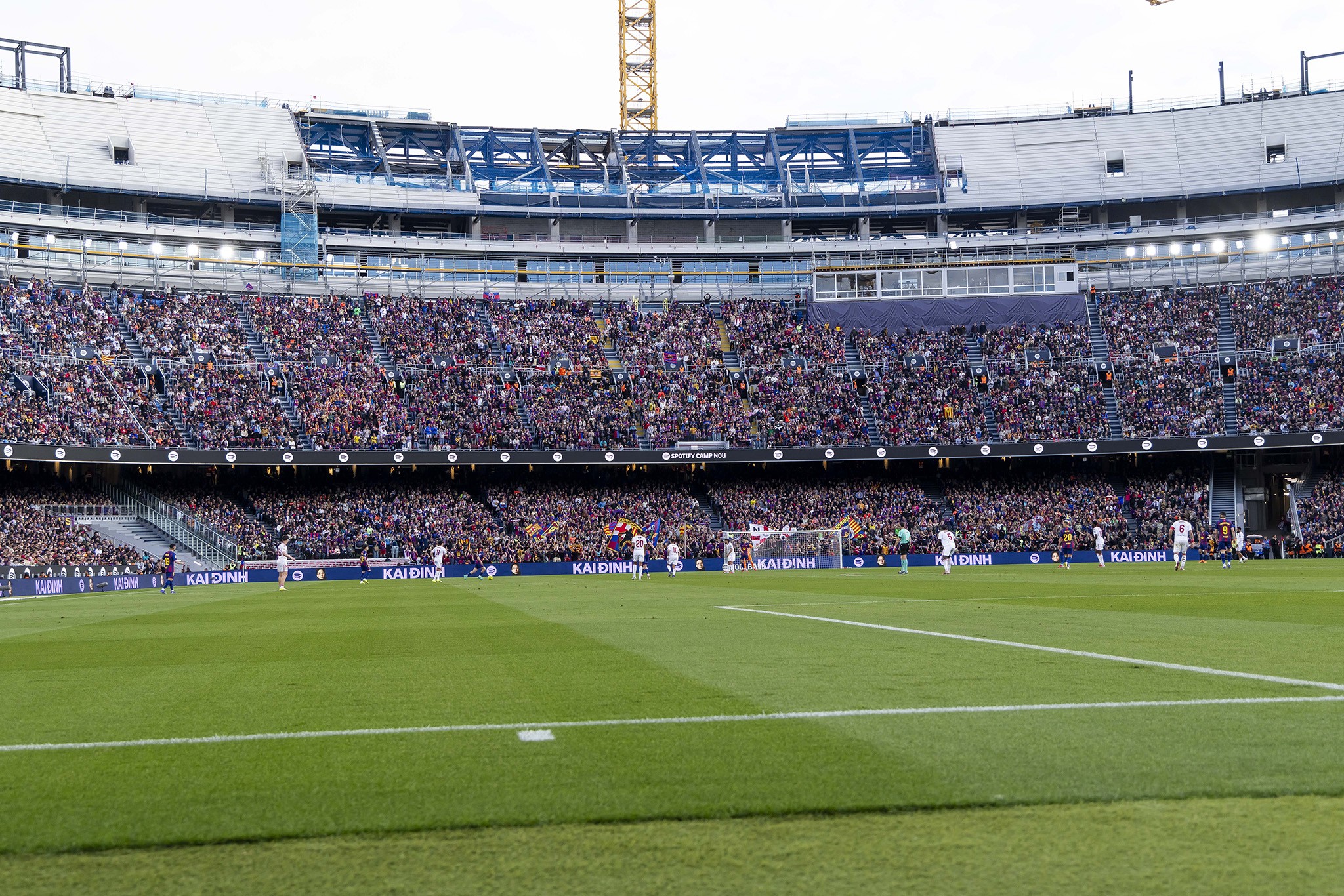 Kai Đinh trở thành nghệ sĩ Việt Nam đầu tiên có hình ảnh xuất hiện tại sân vận động lớn nhất châu Âu