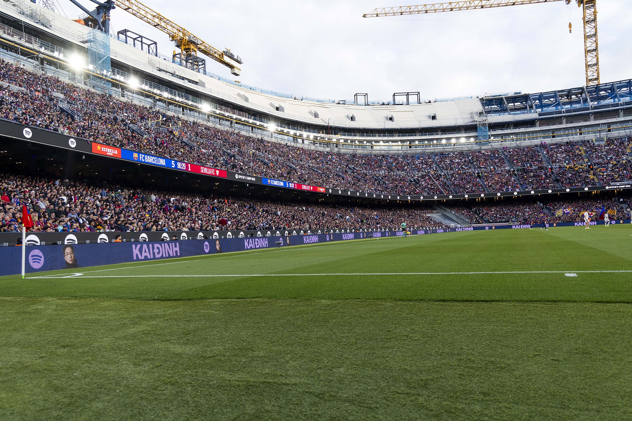 Kai Đinh trở thành nghệ sĩ Việt Nam đầu tiên có hình ảnh xuất hiện tại sân vận động lớn nhất châu Âu