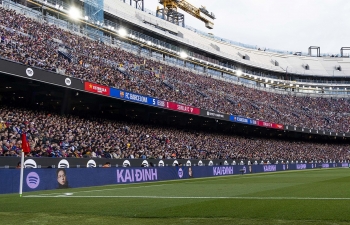 Kai Đinh trở thành nghệ sĩ Việt Nam đầu tiên có hình ảnh xuất hiện tại sân vận động lớn nhất châu Âu