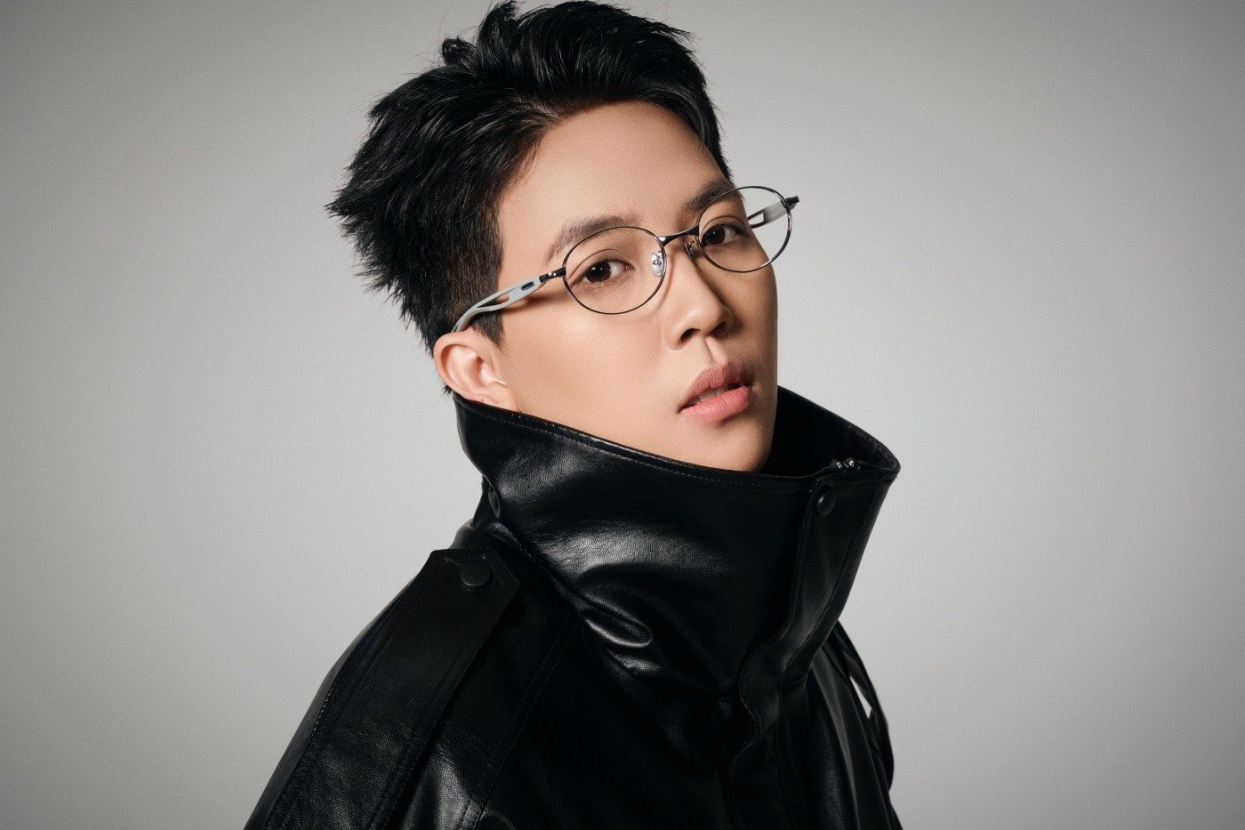 Kai Đinh trở thành nghệ sĩ Việt Nam đầu tiên có hình ảnh xuất hiện tại sân vận động lớn nhất châu Âu