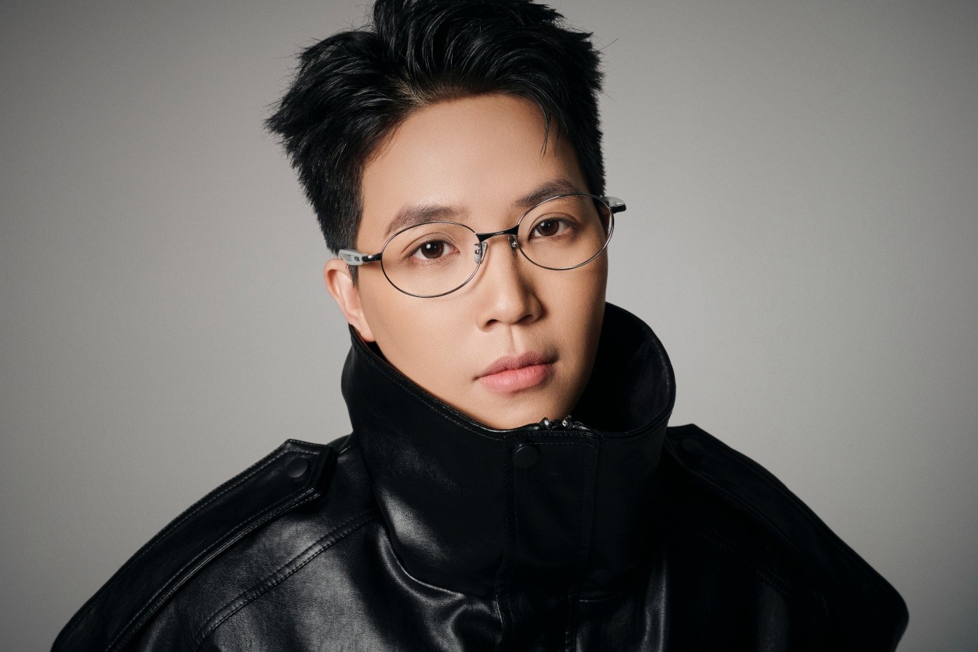 Kai Đinh trở thành nghệ sĩ Việt Nam đầu tiên có hình ảnh xuất hiện tại sân vận động lớn nhất châu Âu