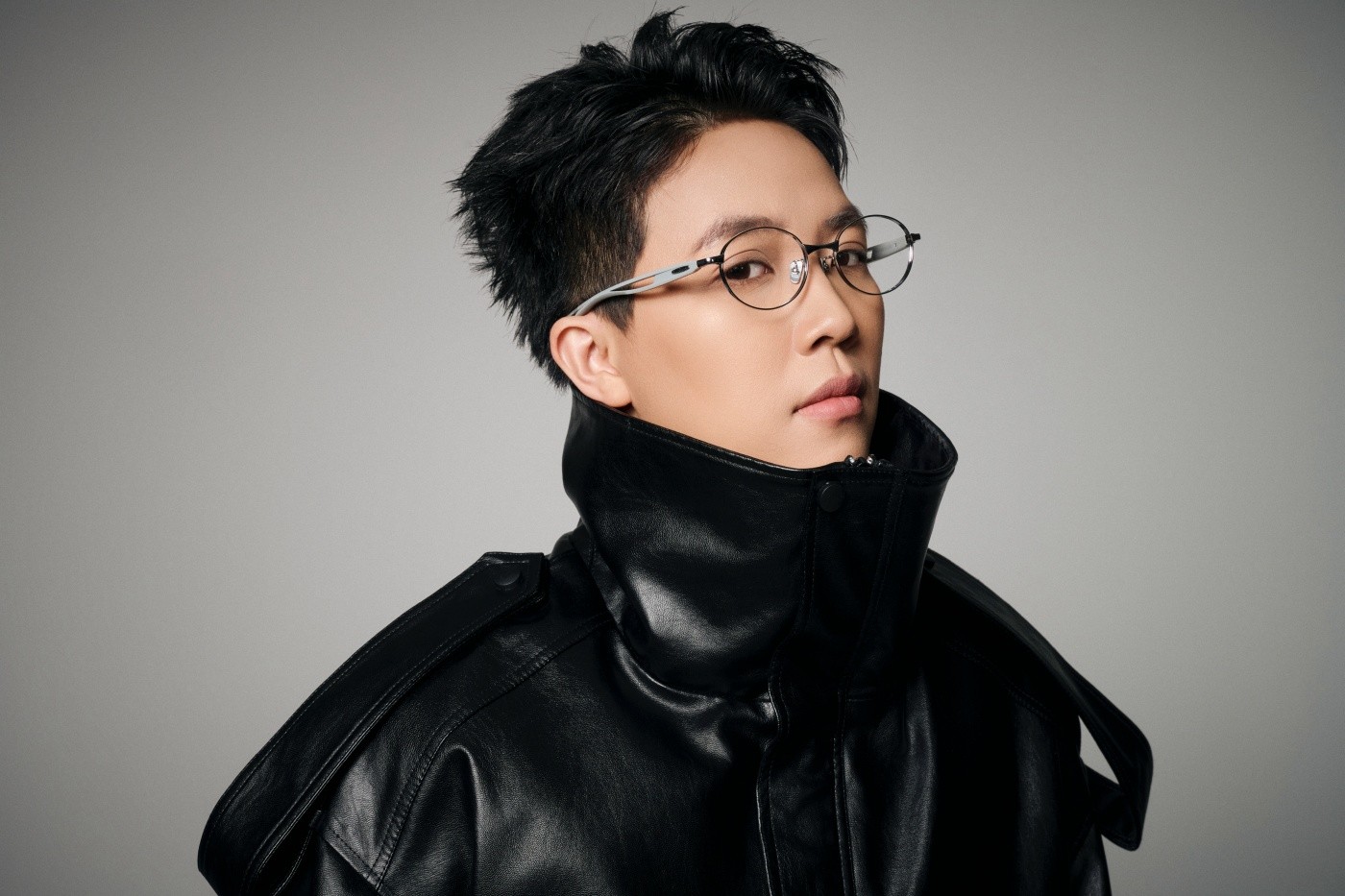 Kai Đinh trở thành nghệ sĩ Việt Nam đầu tiên có hình ảnh xuất hiện tại sân vận động lớn nhất châu Âu