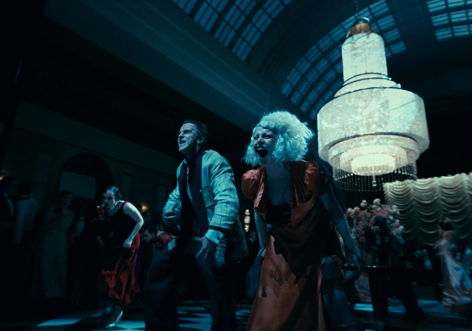 Màn hóa thân xuất thần của nữ diễn viên vừa thắng giải Oscar - Jessie Buckley trong bom tấn mới của nhà Warner Bros.