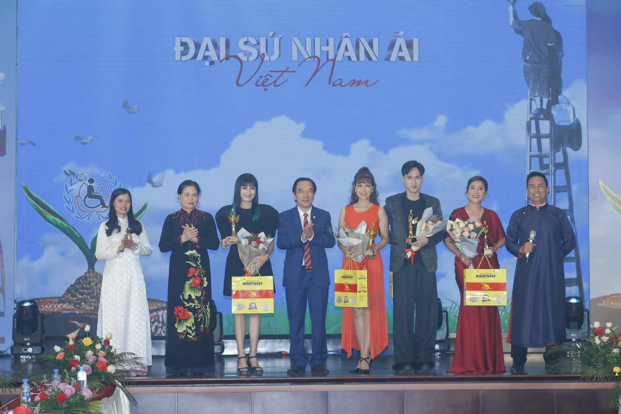 Cát Tường miệt mài 'truyền cảm hứng' vì cộng đồng, vì xã hội…