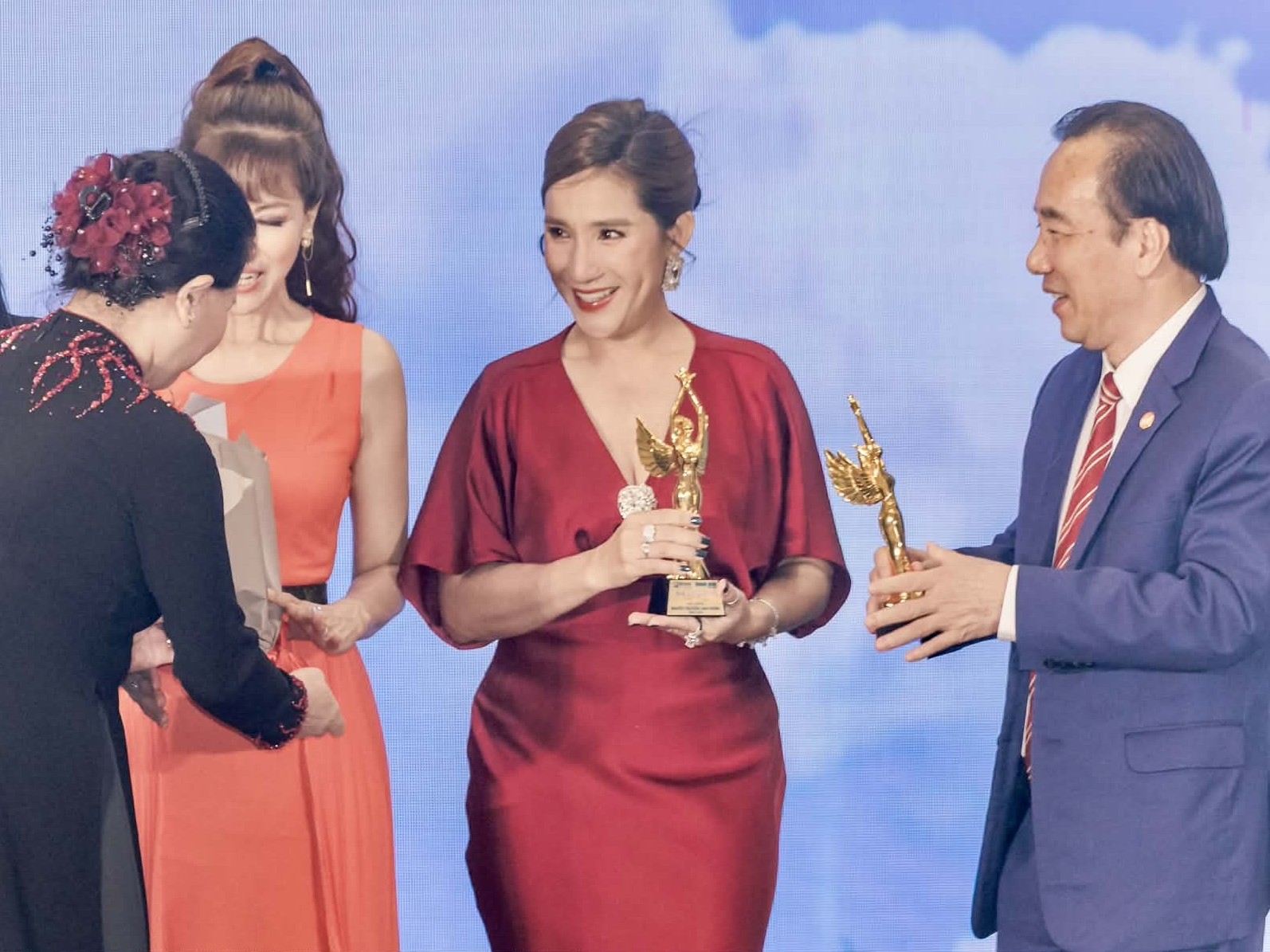 Cát Tường miệt mài 'truyền cảm hứng' vì cộng đồng, vì xã hội…