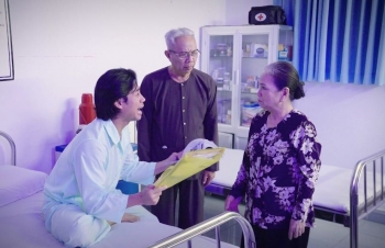 Diễn viên Lợi Trần khóc nức nở vì mắc bệnh nan y trong 'Cười cùng Bác Ba Phi'