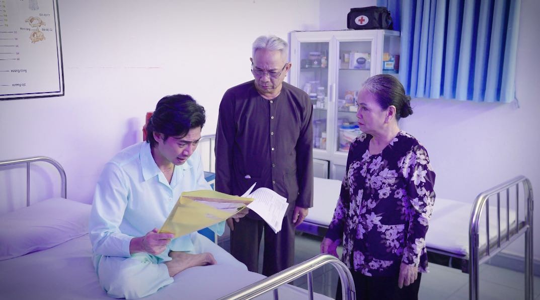 Diễn viên Lợi Trần khóc nức nở vì mắc bệnh nan y trong 'Cười cùng Bác Ba Phi'