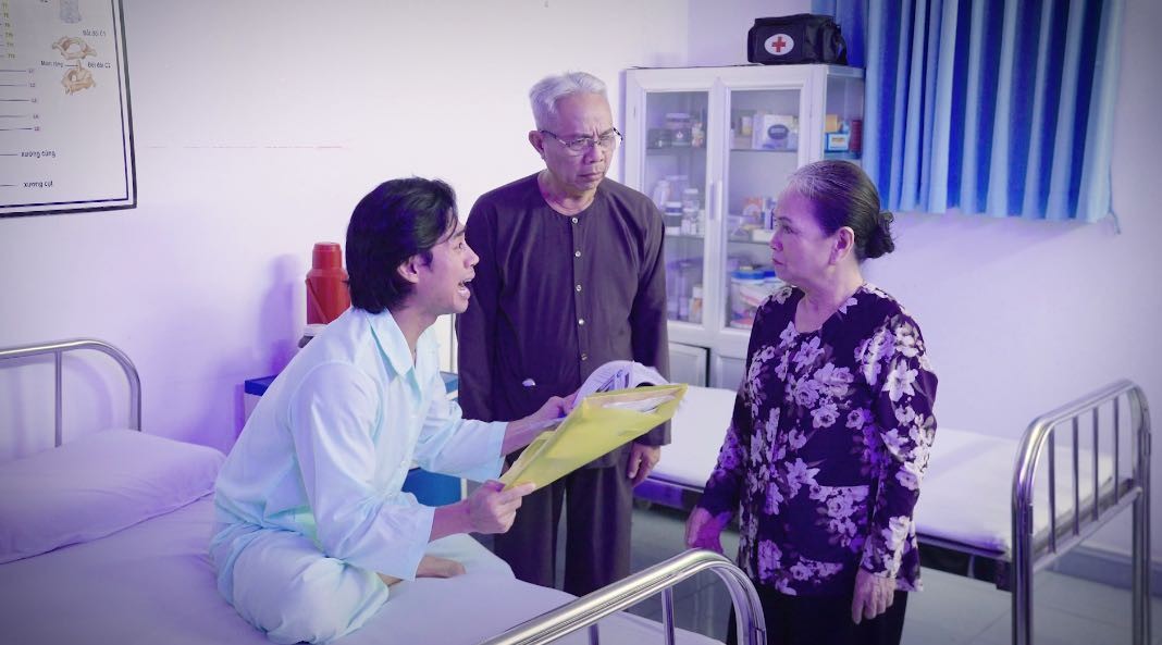 Diễn viên Lợi Trần khóc nức nở vì mắc bệnh nan y trong 'Cười cùng Bác Ba Phi'