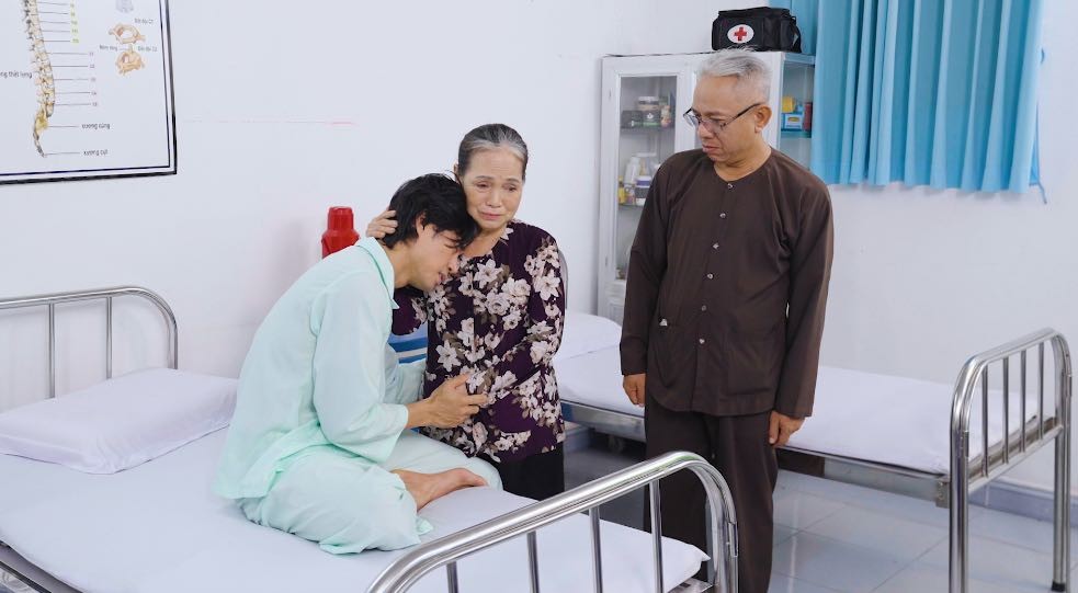 Diễn viên Lợi Trần khóc nức nở vì mắc bệnh nan y trong 'Cười cùng Bác Ba Phi'