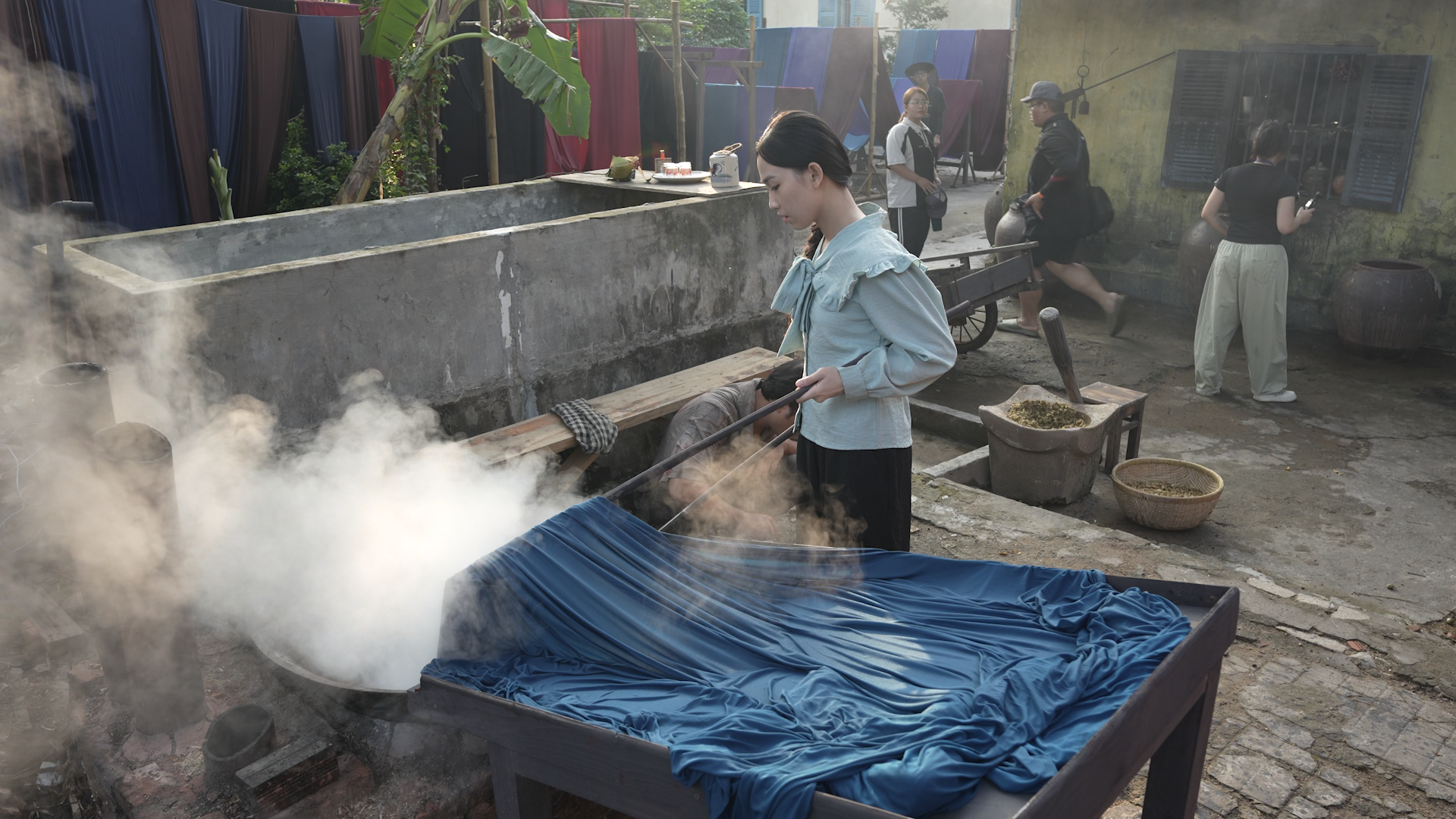 'Quỷ nhập tràng 2' đạt mốc trăm tỷ, ê-kip chính thức 'xuất khẩu' phim ra quốc tế