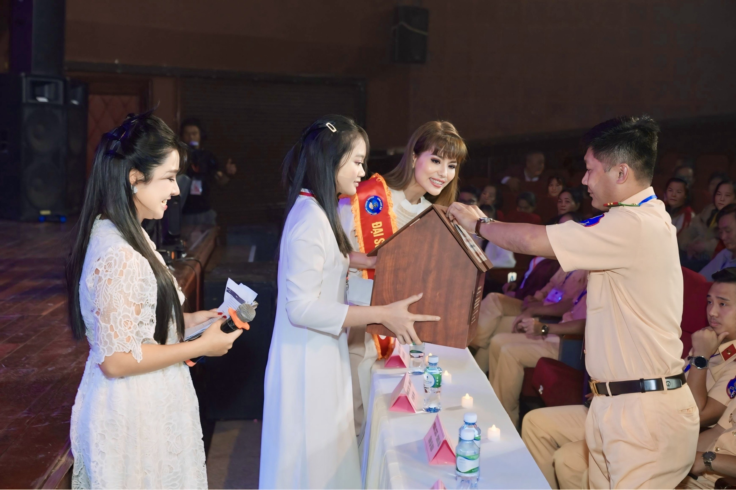 Á hậu Băng Châu: Mỗi một giải thưởng là một phần quà khích lệ, giúp tôi hoàn thiện bản thân mỗi ngày!