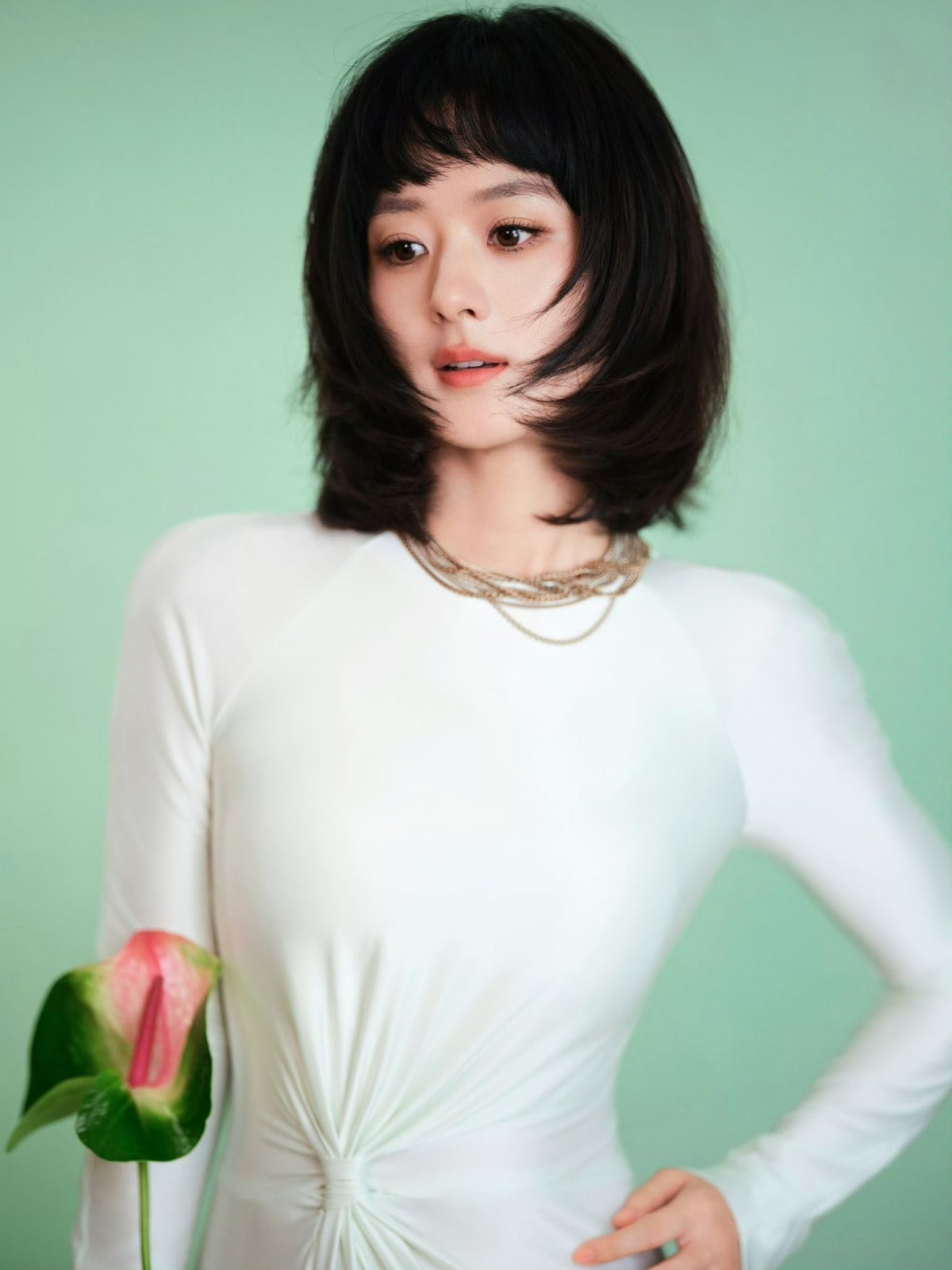 Triệu Lệ Dĩnh 'hack tuổi' với tạo hình mới, vướng tranh cãi vì phản ứng trong livestream