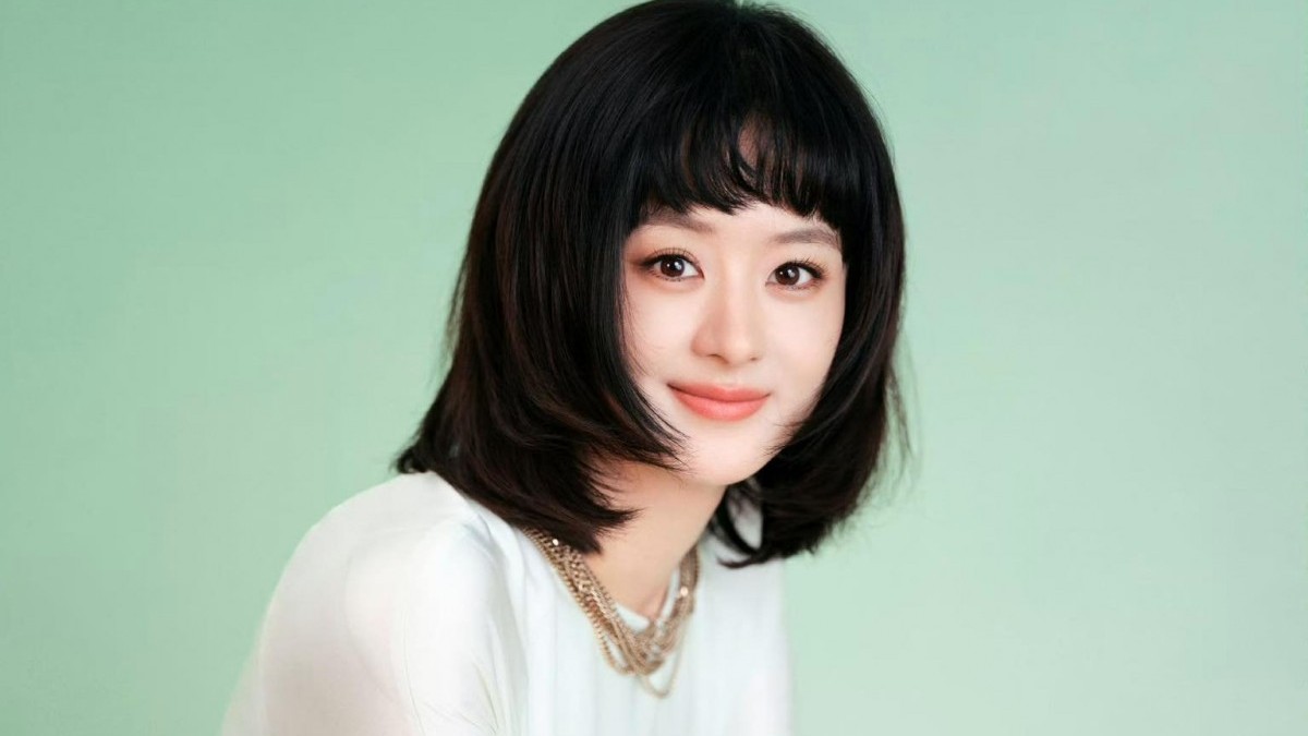 Triệu Lệ Dĩnh 'hack tuổi' với tạo hình mới, vướng tranh cãi vì phản ứng trong livestream