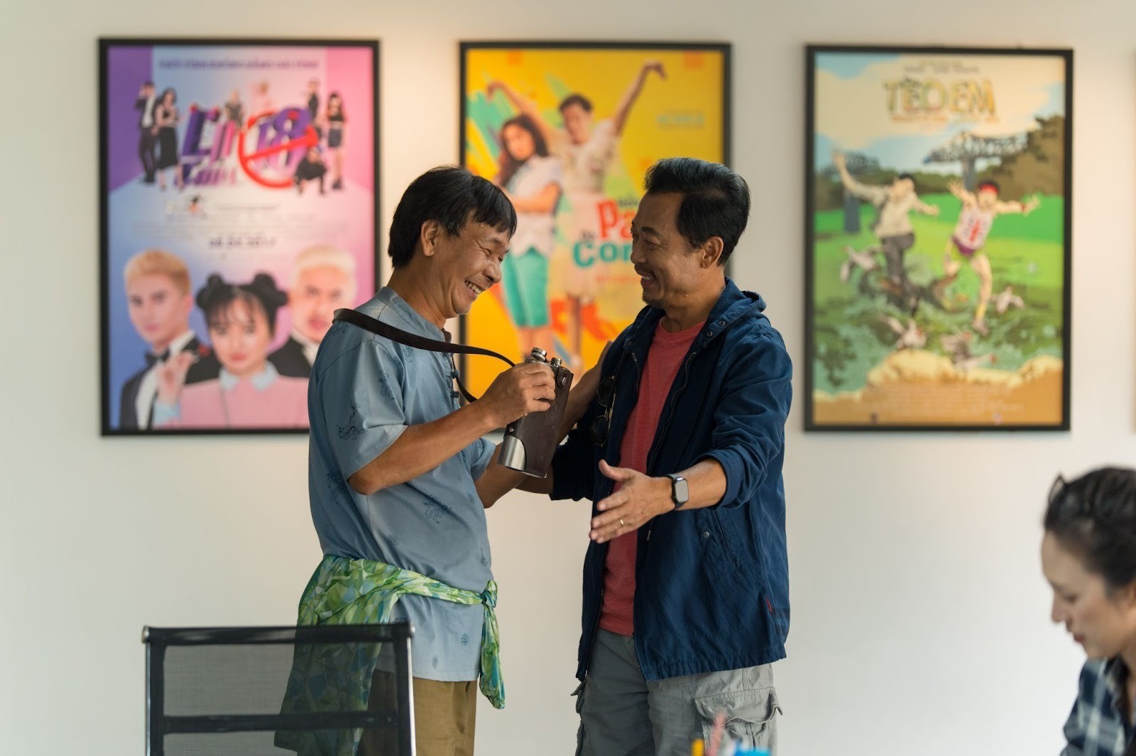 'Chạy liên tục, hài liên tục' - Tiếng cười ngập tràn trong 'Đại tiệc trăng máu 8'