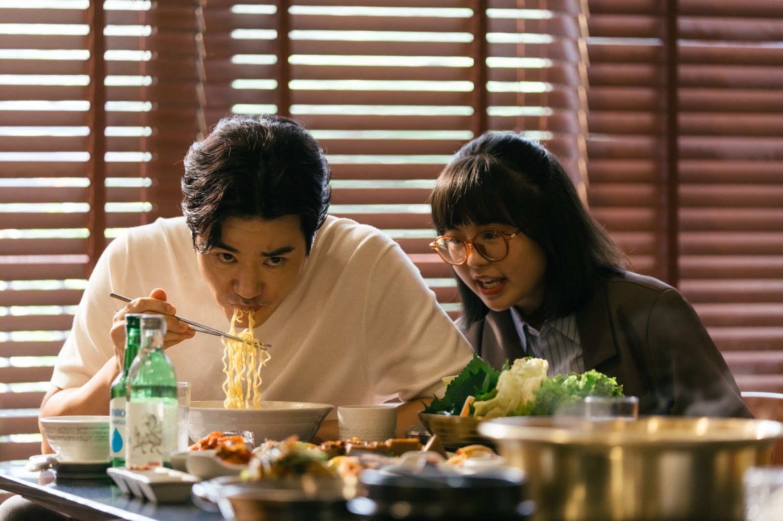 'Chạy liên tục, hài liên tục' - Tiếng cười ngập tràn trong 'Đại tiệc trăng máu 8'