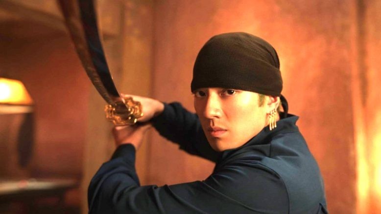 Nam thần 'One Piece' kỹ tính đến mức chiến với chính xác 100 đối thủ trên phim trường