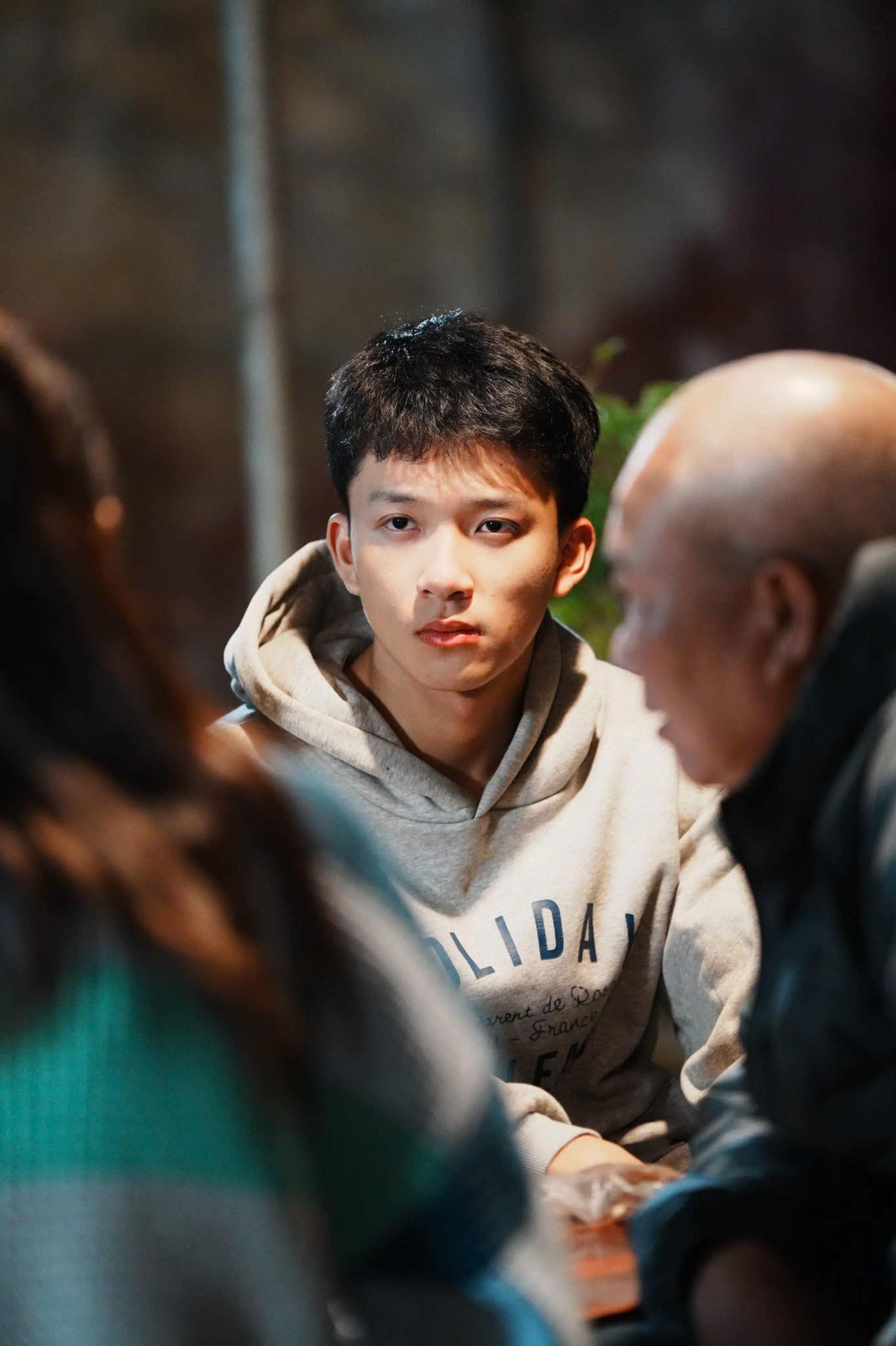 Tranh cãi cách xây dựng hình tượng em trai hỗn láo trong 'Bước chân vào đời'