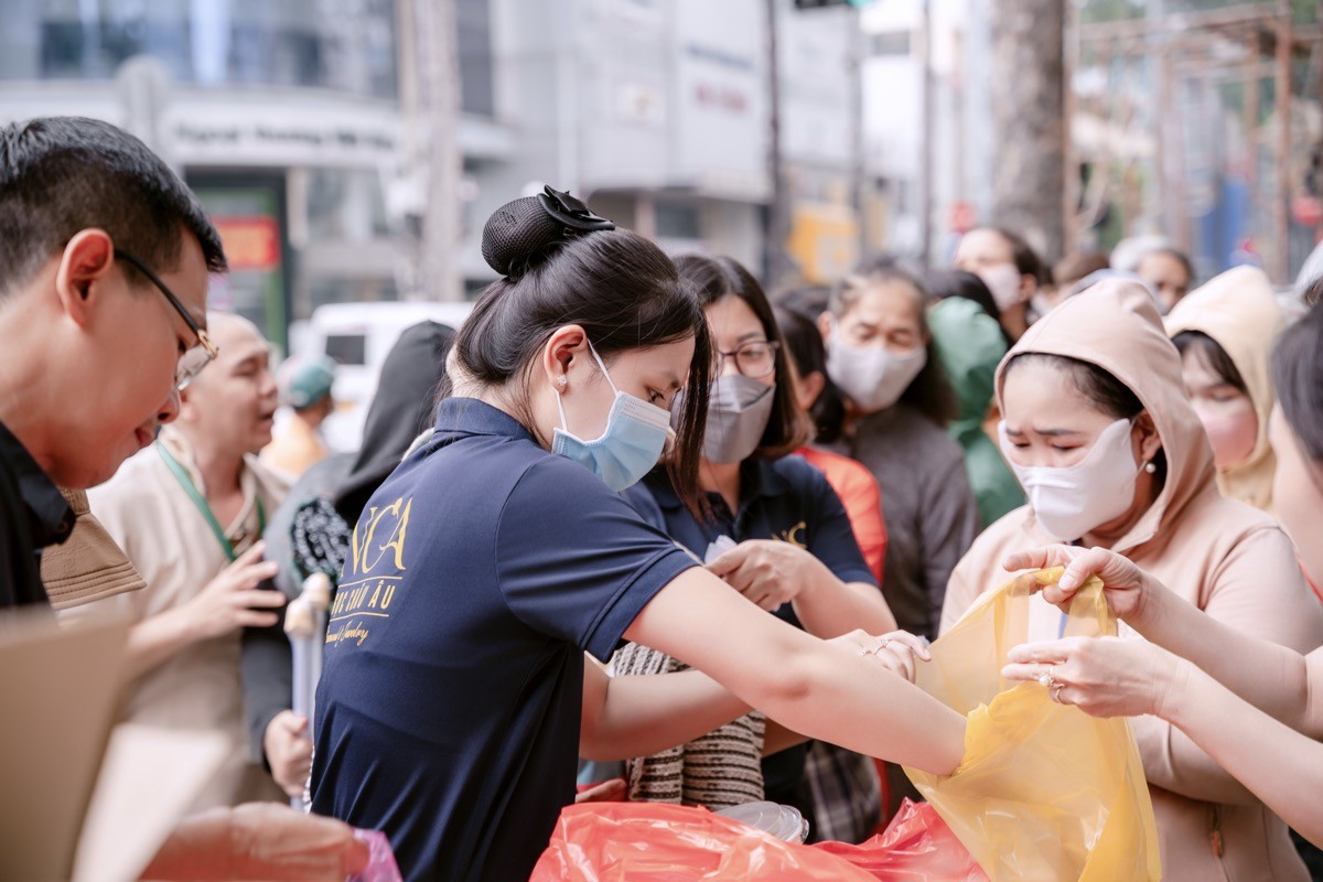 Hoa hậu Hoàng Thanh Nga lan tỏa yêu thương qua hoạt động phát cơm chay từ thiện định kỳ