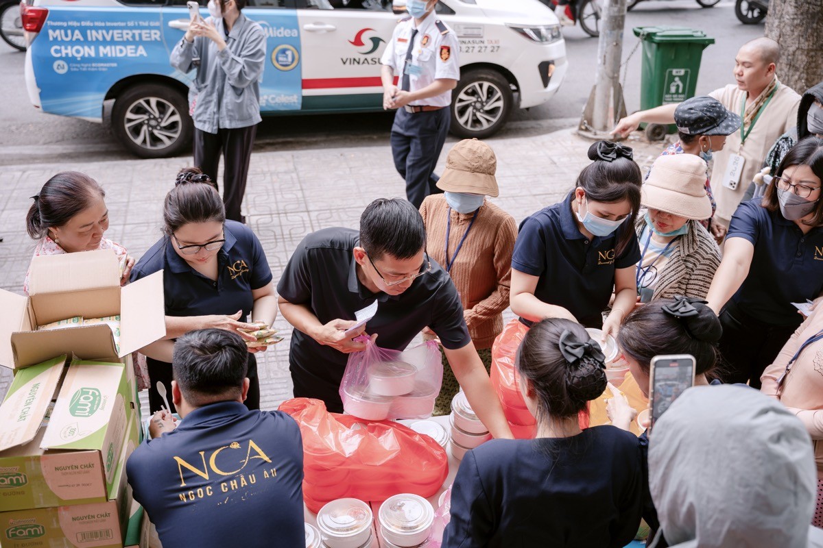 Hoa hậu Hoàng Thanh Nga lan tỏa yêu thương qua hoạt động phát cơm chay từ thiện định kỳ