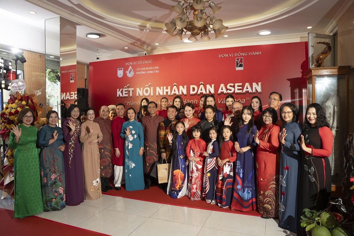 Đoàn ngoại giao ASEAN đến thăm tư gia của NTK Việt Hùng, xem trình diễn áo dài, khám phá văn hóa Châu Ro