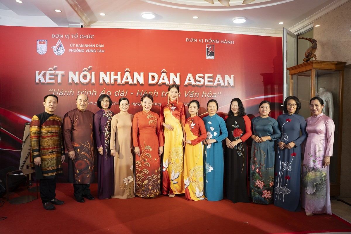 Đoàn ngoại giao ASEAN đến thăm tư gia của NTK Việt Hùng, xem trình diễn áo dài, khám phá văn hóa Châu Ro