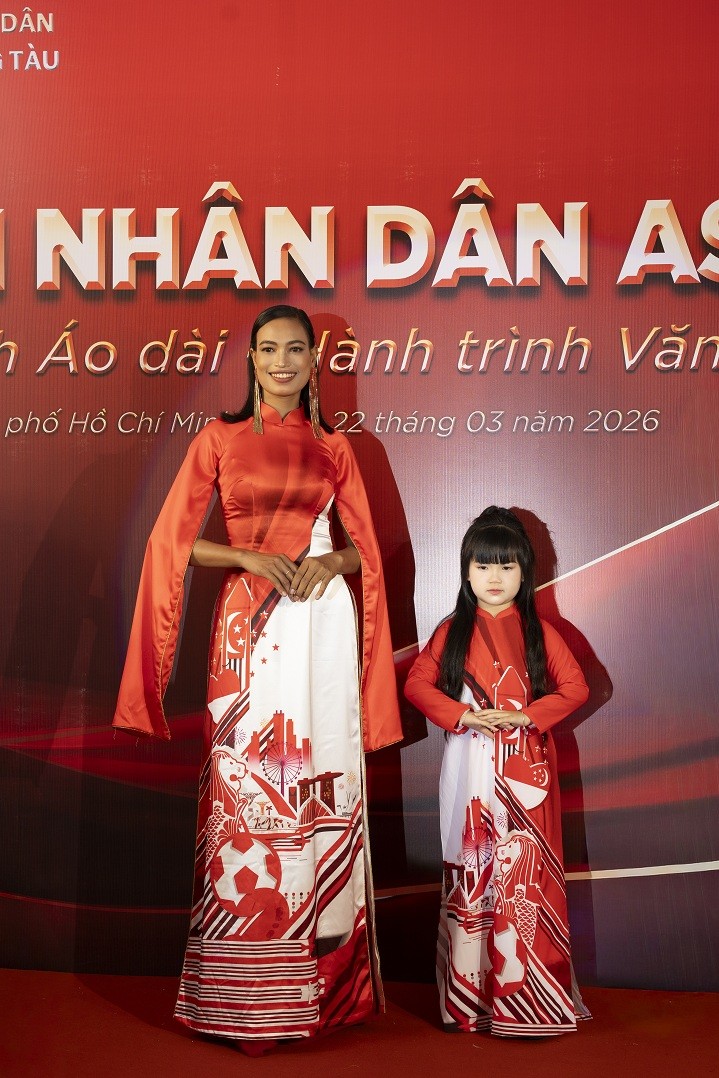 Đoàn ngoại giao ASEAN đến thăm tư gia của NTK Việt Hùng, xem trình diễn áo dài, khám phá văn hóa Châu Ro