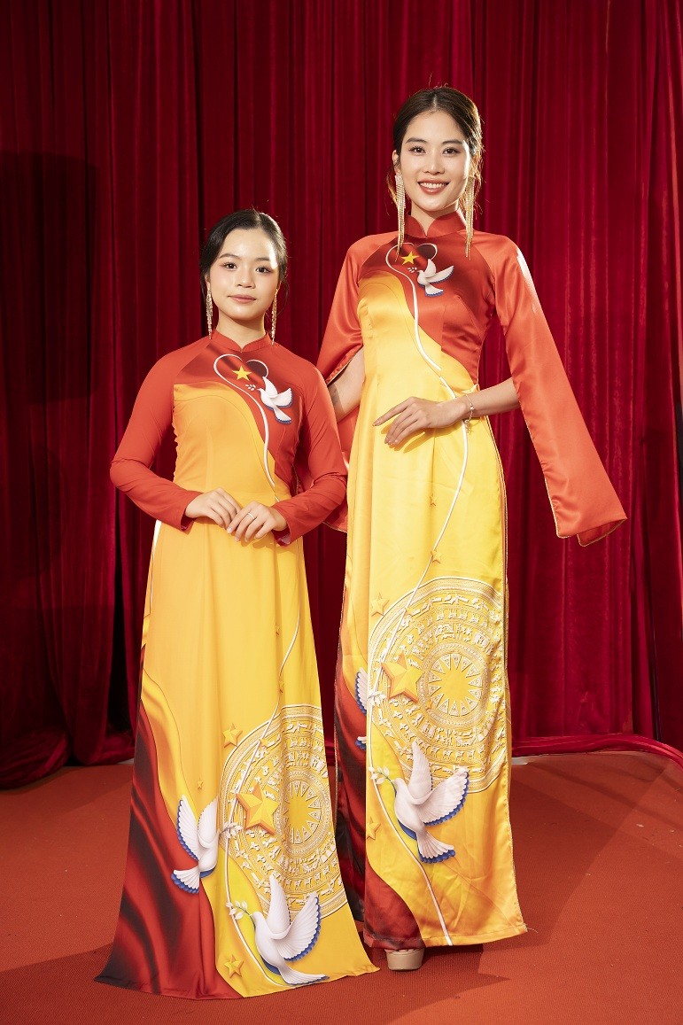 Đoàn ngoại giao ASEAN đến thăm tư gia của NTK Việt Hùng, xem trình diễn áo dài, khám phá văn hóa Châu Ro